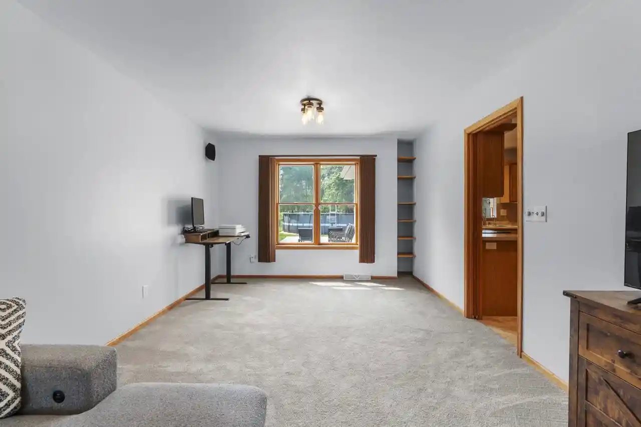 2nd image of 1325 S Westhaven Dr Dr, Oshkosh, WI 54904 | MLS# 50330921