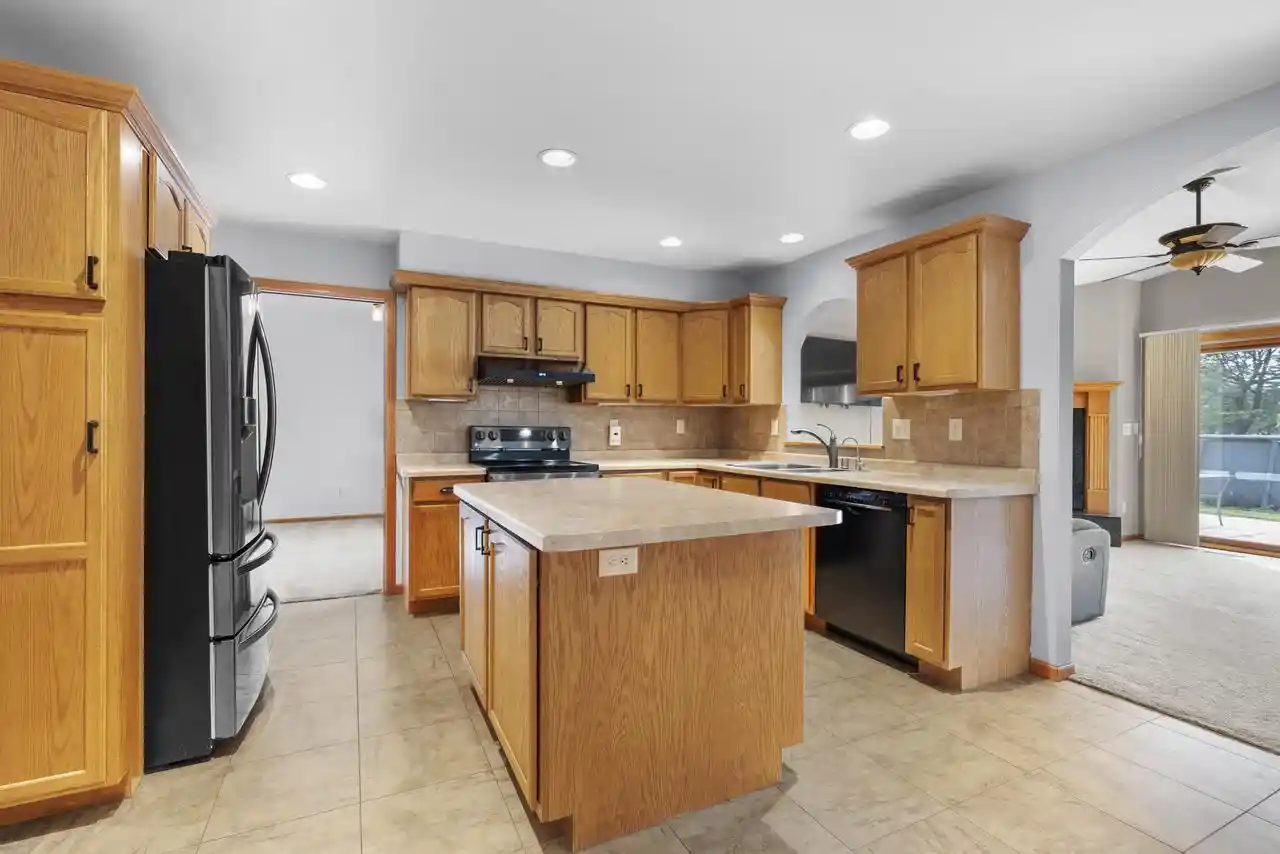 3rd image of 1325 S Westhaven Dr Dr, Oshkosh, WI 54904 | MLS# 50330921