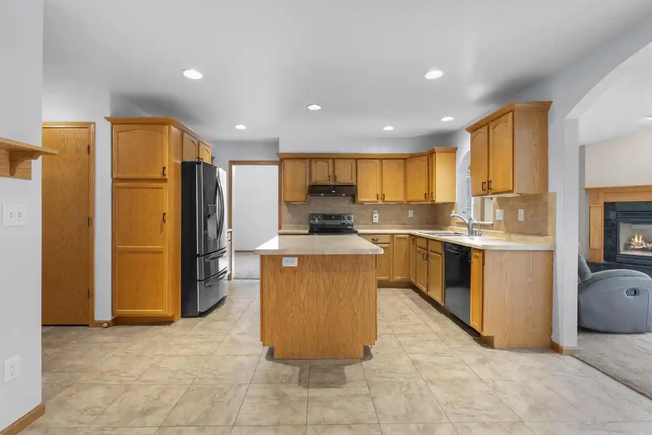 4th image of 1325 S Westhaven Dr Dr, Oshkosh, WI 54904 | MLS# 50330921