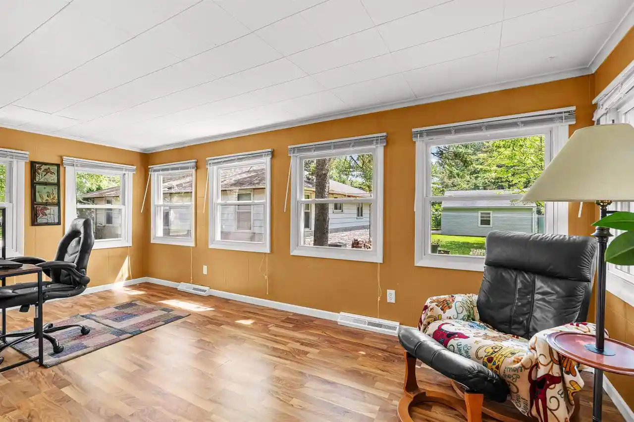 4th image of 1427 Oak Street Street, Oshkosh, WI 54901 | MLS# 50330945