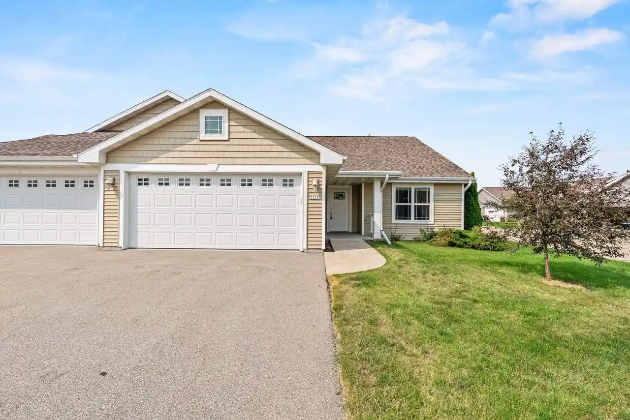 1st image of 3292 Elk Ridge Dr Dr, Oshkosh, WI 54904 | MLS# 50330941