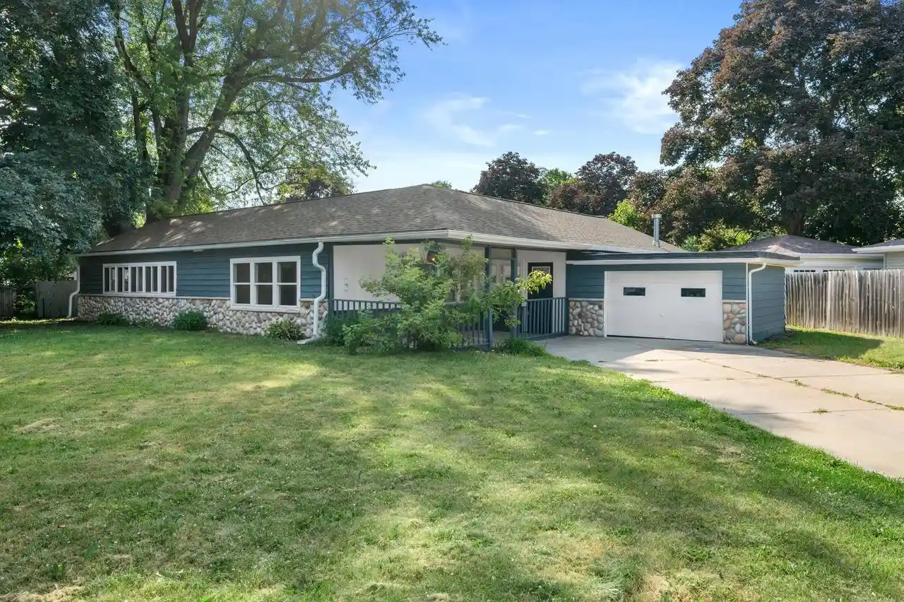 1st image of 924 N Oakwood Avenue Avenue, Oconomowoc, WI 53066 | MLS# 1976016