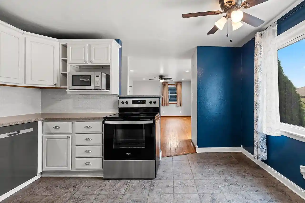 2nd image of 991 Suburban Dr Dr, De Pere, WI 54115 | MLS# 50330971
