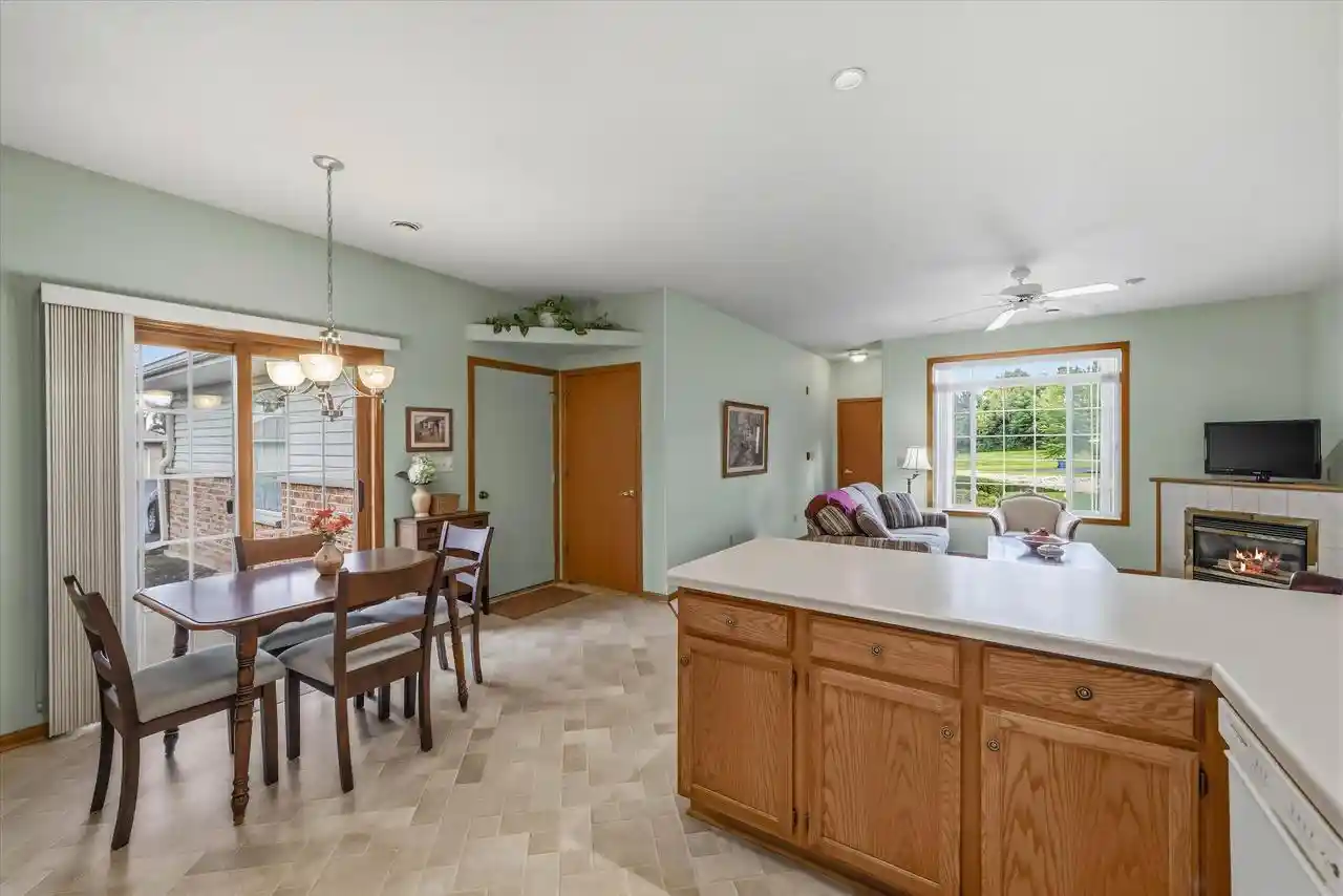 2nd image of 827 Cheyenne Avenue Avenue #D, Grafton, WI 53024 | MLS# 1976048