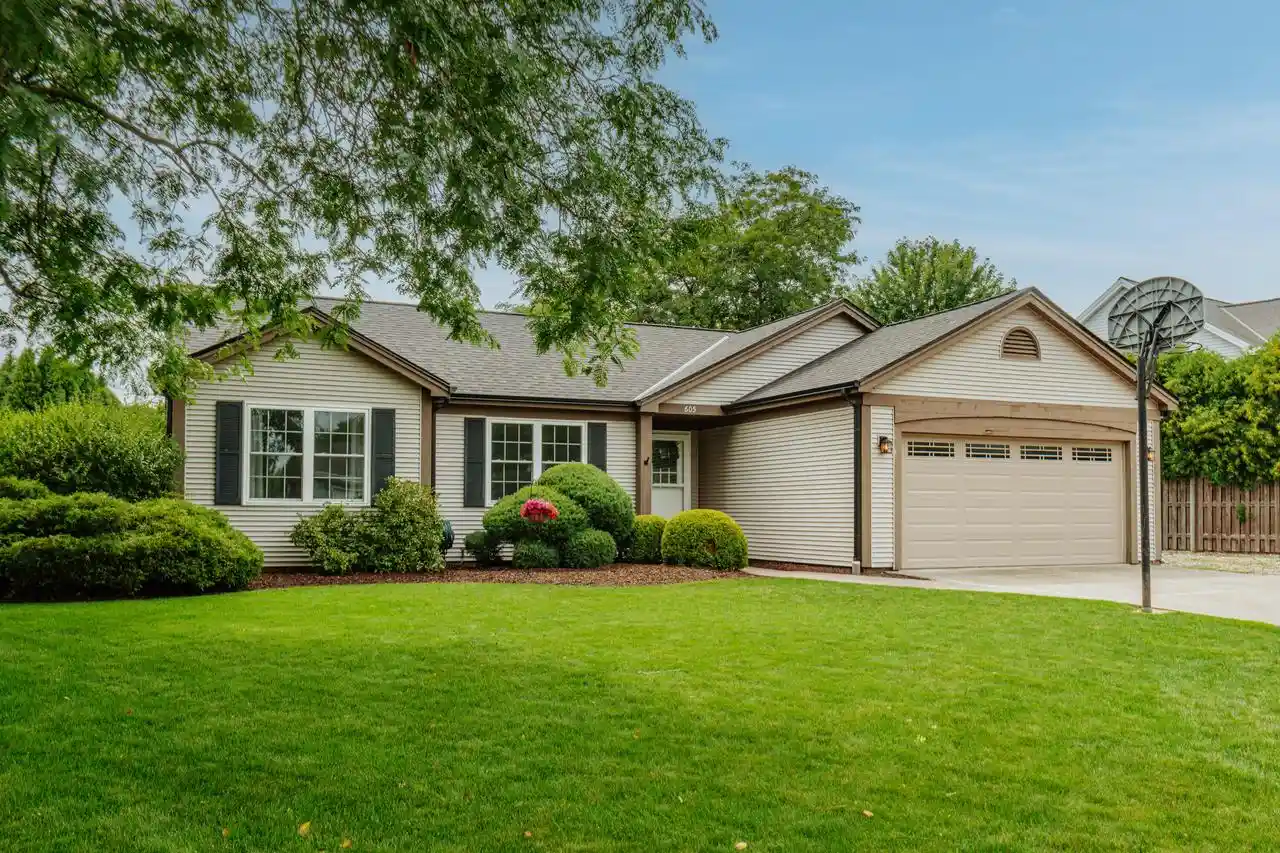 1st image of 605 E Quail Run Run, Oak Creek, WI 53154 | MLS# 1976081