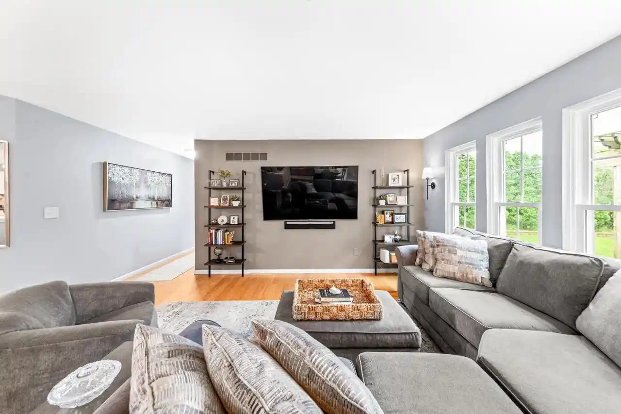 2nd image of 605 E Quail Run Run, Oak Creek, WI 53154 | MLS# 1976081