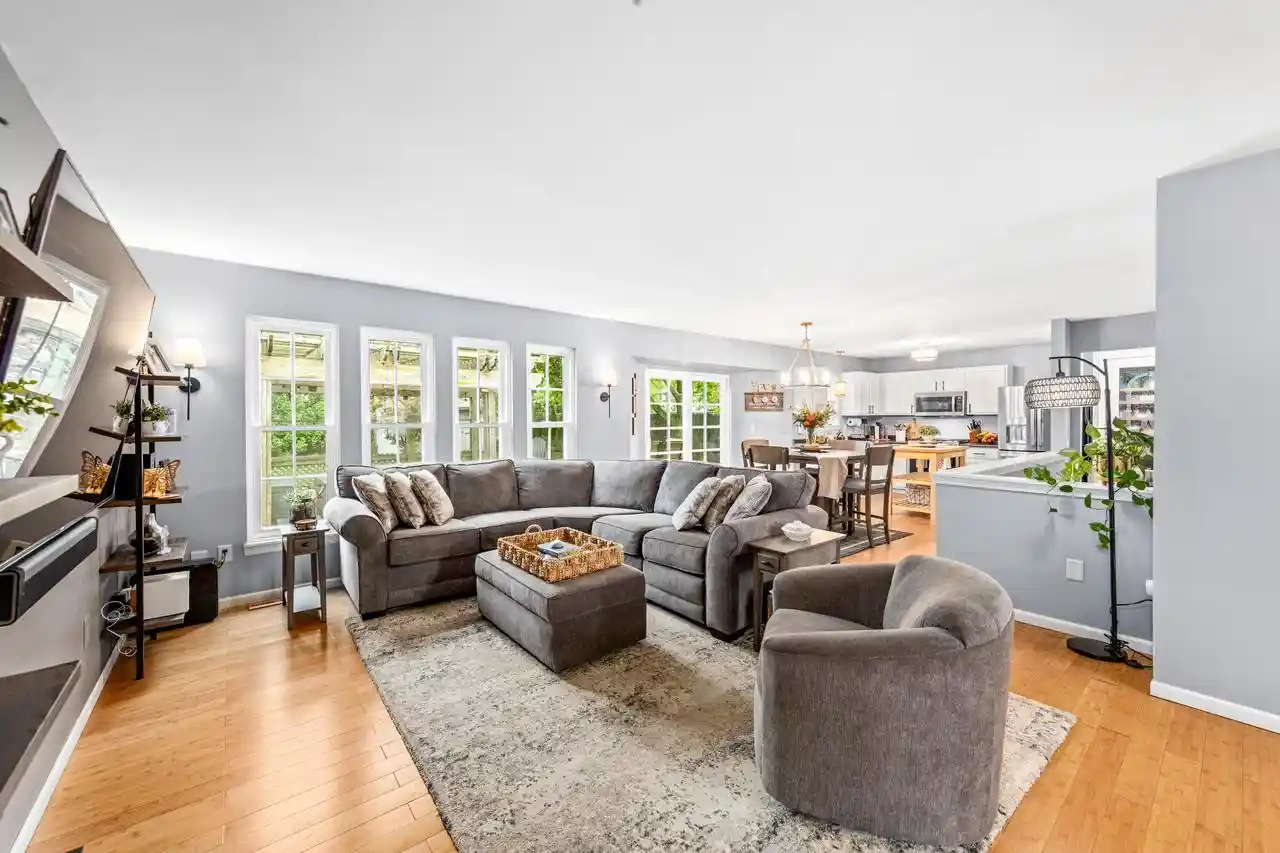image of 605 E Quail Run Run, Oak Creek, WI 53154 | MLS# 1976081