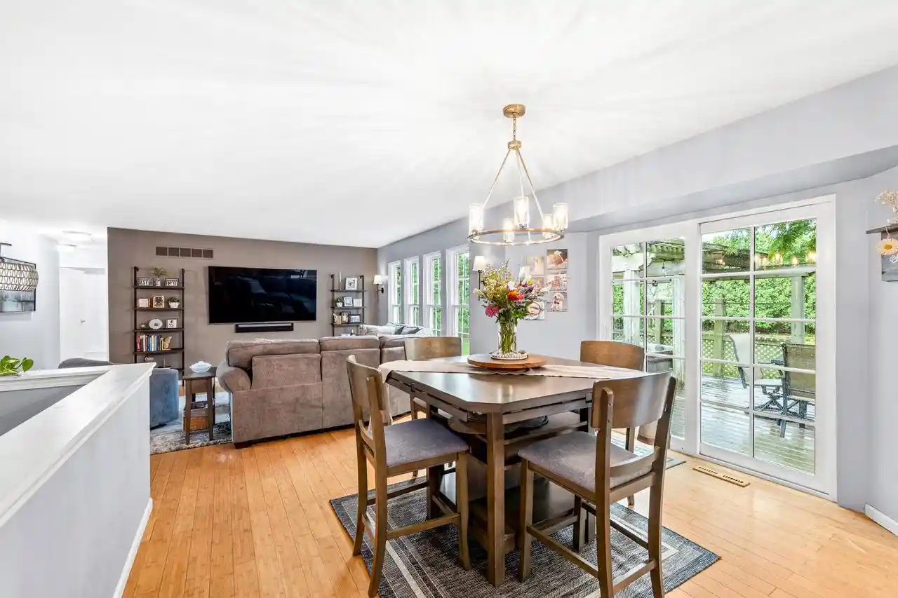 image of 605 E Quail Run Run, Oak Creek, WI 53154 | MLS# 1976081