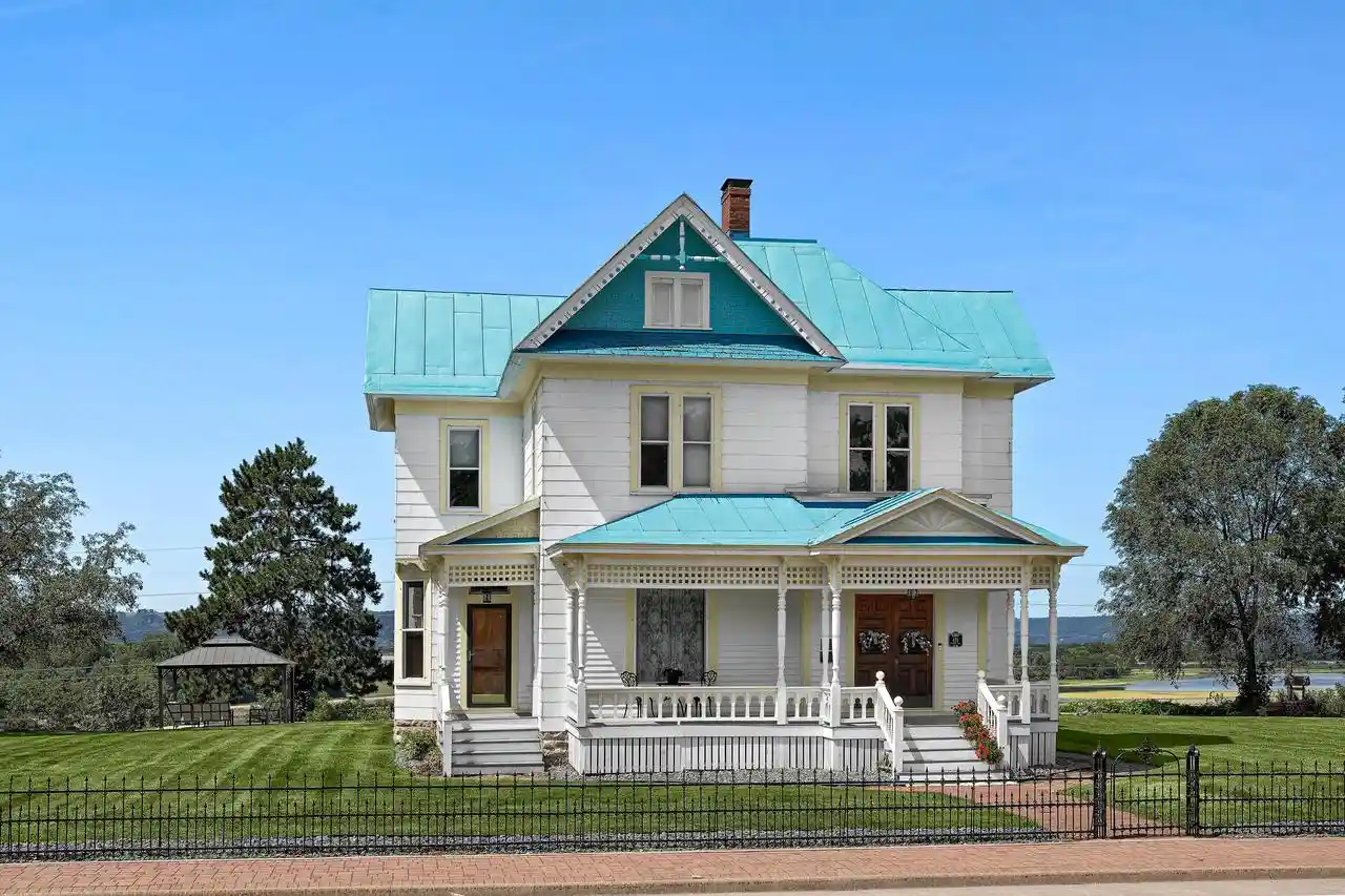 1st image of 421 2nd Avenue N Avenue N, Onalaska, WI 54650 | MLS# 1976091