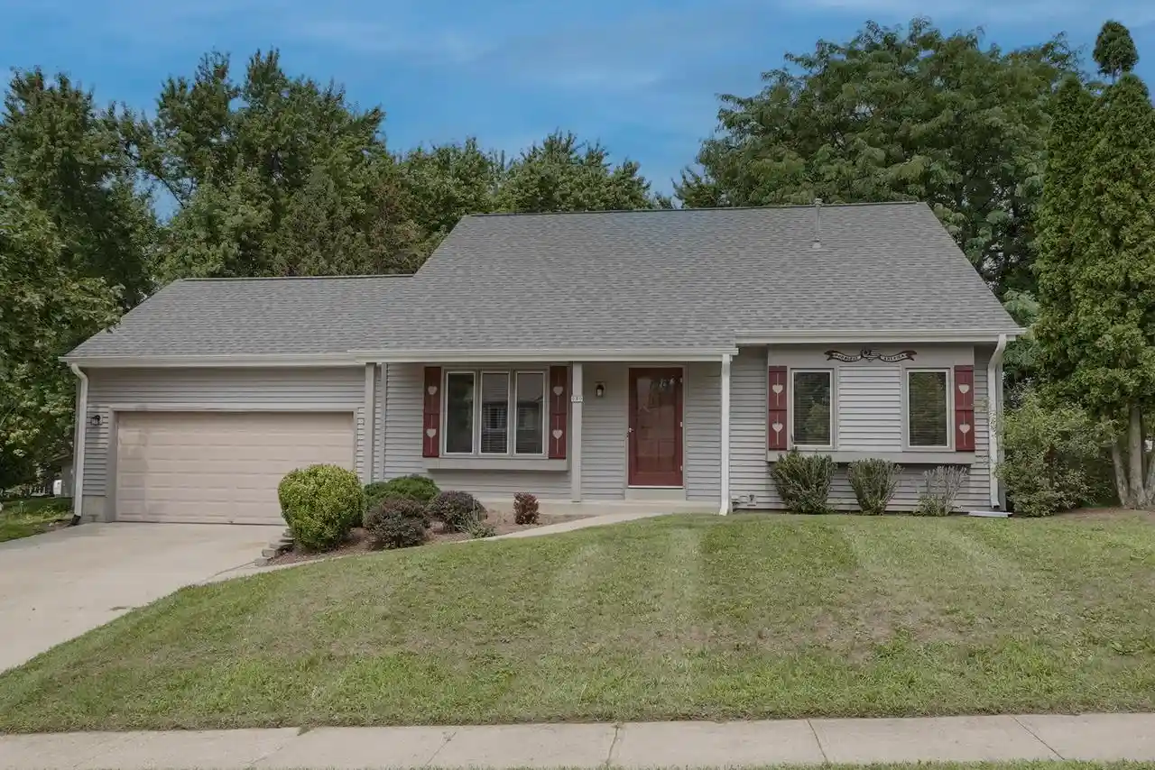 1st image of 980 Bartlett Dr Dr, Oconomowoc, WI 53066 | MLS# 1976096