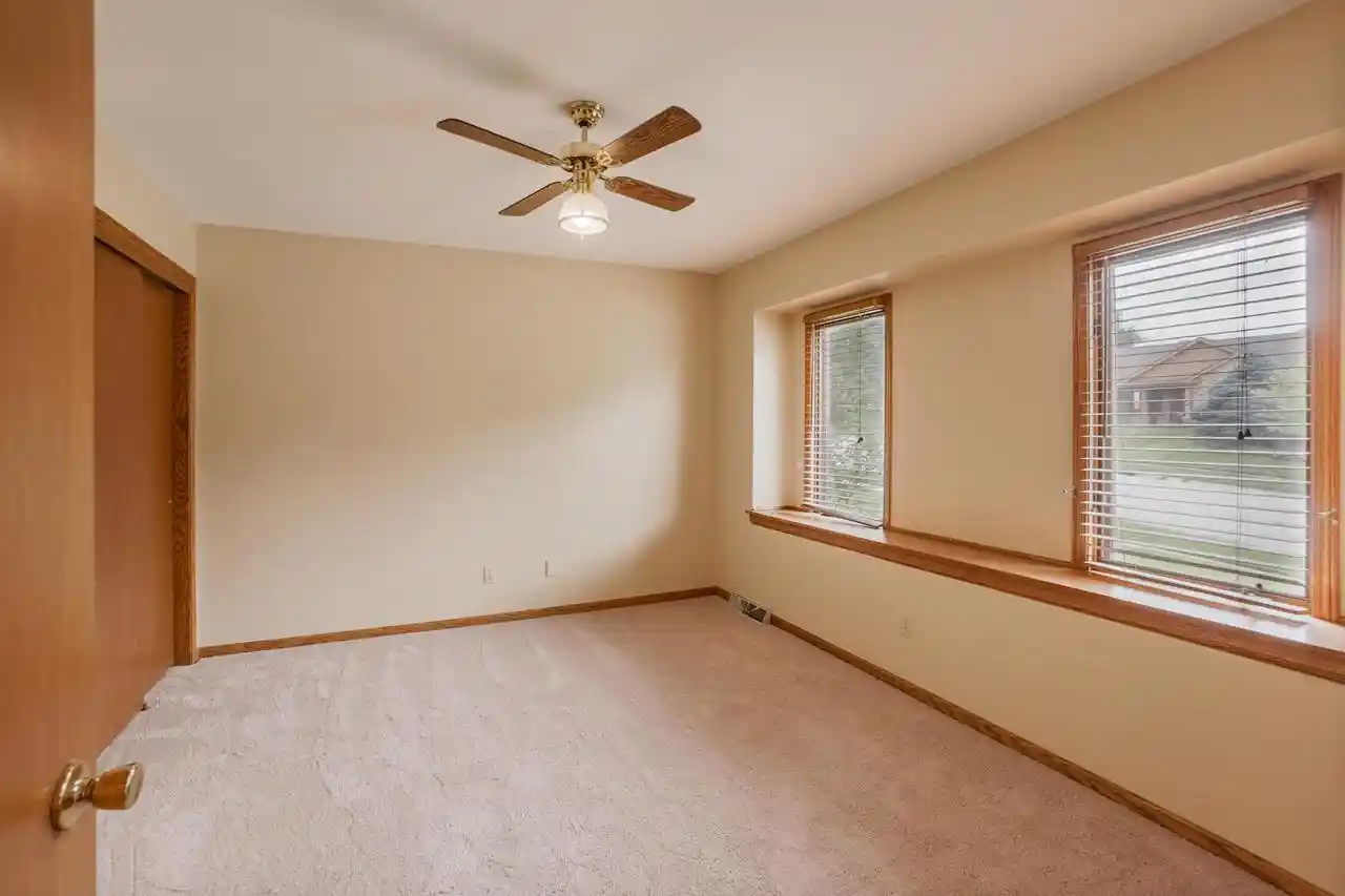 4th image of 980 Bartlett Dr Dr, Oconomowoc, WI 53066 | MLS# 1976096