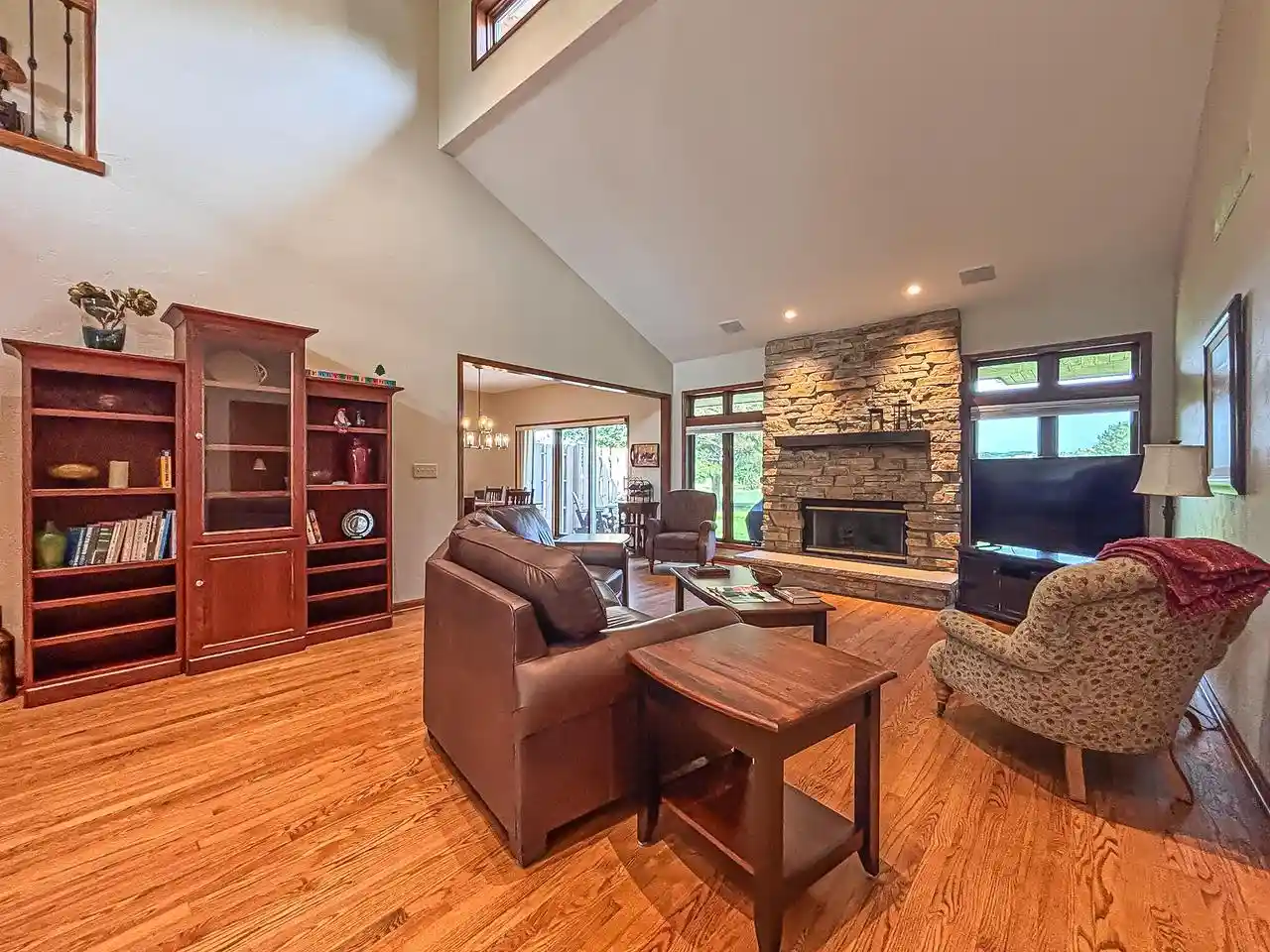 3rd image of 504 N Ponderosa Dr Dr, Hartland, WI 53029 | MLS# 1976153