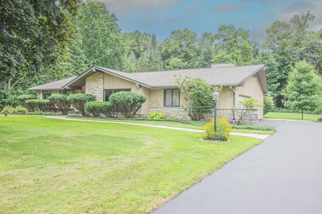 1st image of 7343 Glencoe Dr Dr, Cedarburg, WI 53012 | MLS# 1976159