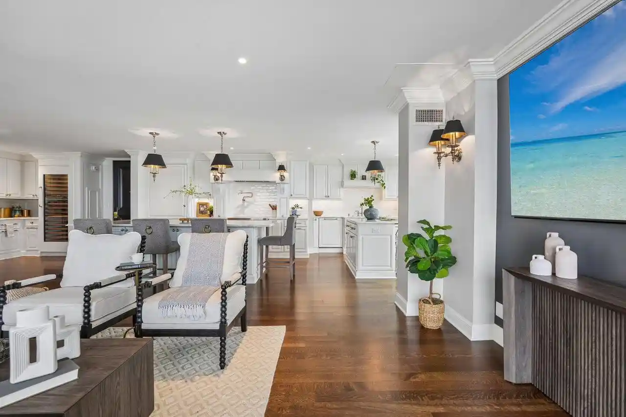 Listing Photo 4 - Condo for sale in building located at 929 N Astor St St, Milwaukee, WI 53202 - Unit #2706-08