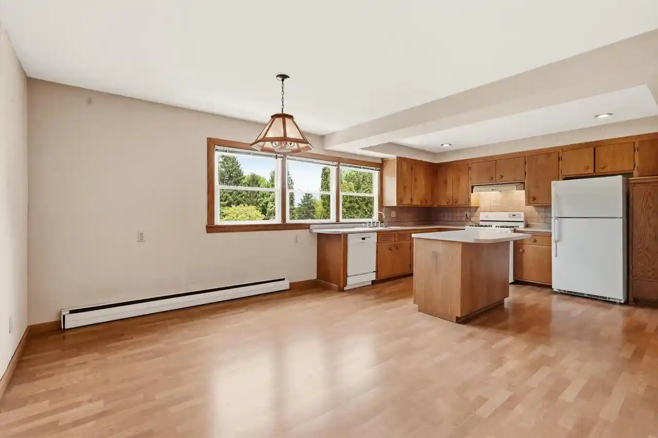 2nd image of N68w15651 Chateau Dr Dr, Menomonee Falls, WI 53051 | MLS# 1976231
