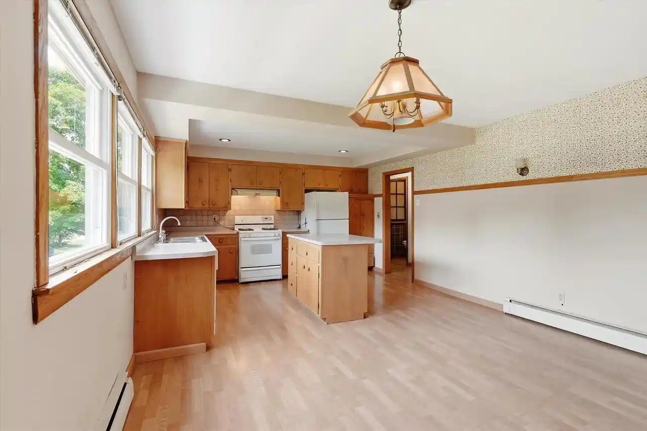 3rd image of N68W15651 Chateau Dr Dr, Menomonee Falls, WI 53051 | MLS# 1976231