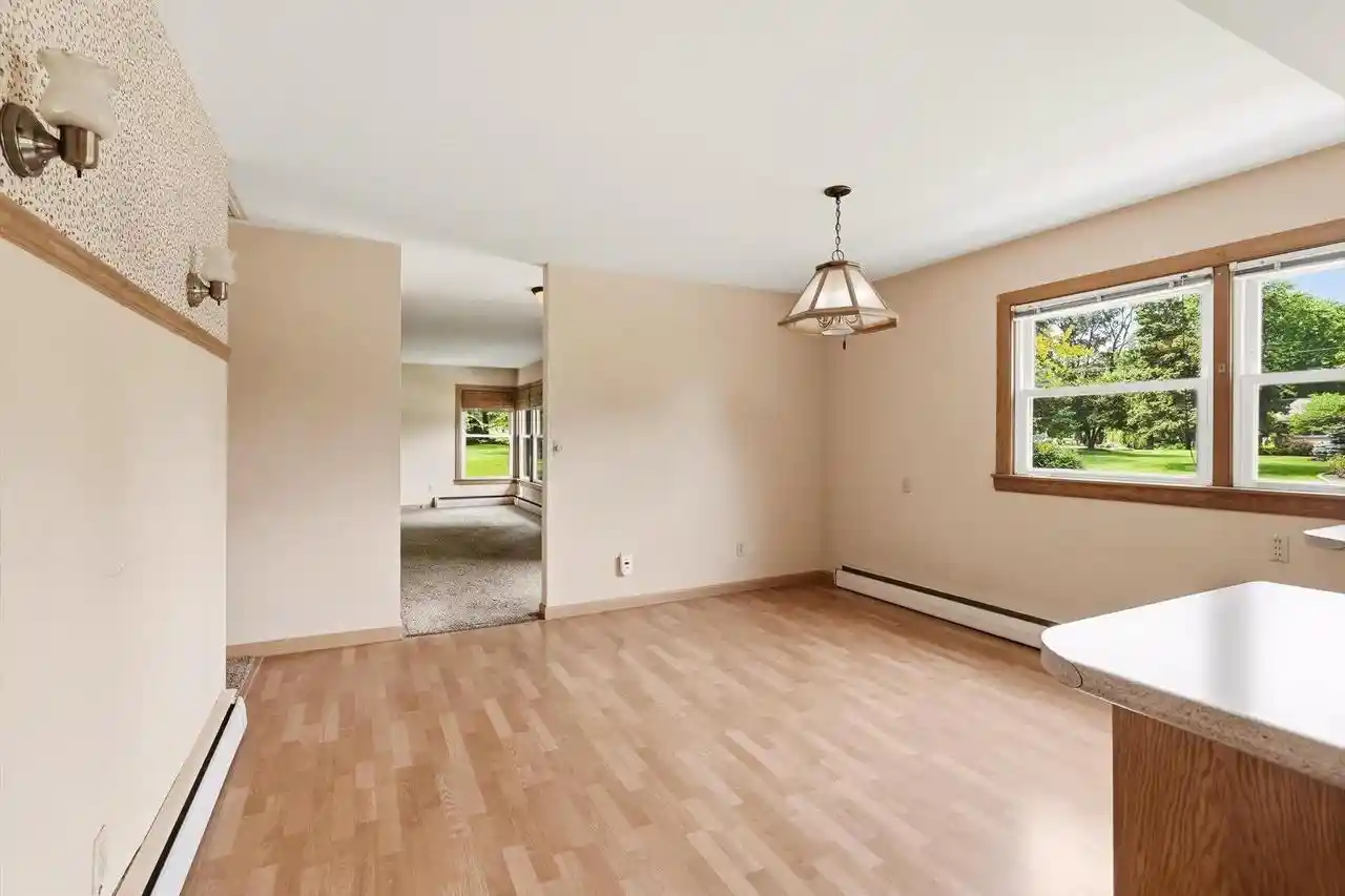 4th image of N68W15651 Chateau Dr Dr, Menomonee Falls, WI 53051 | MLS# 1976231