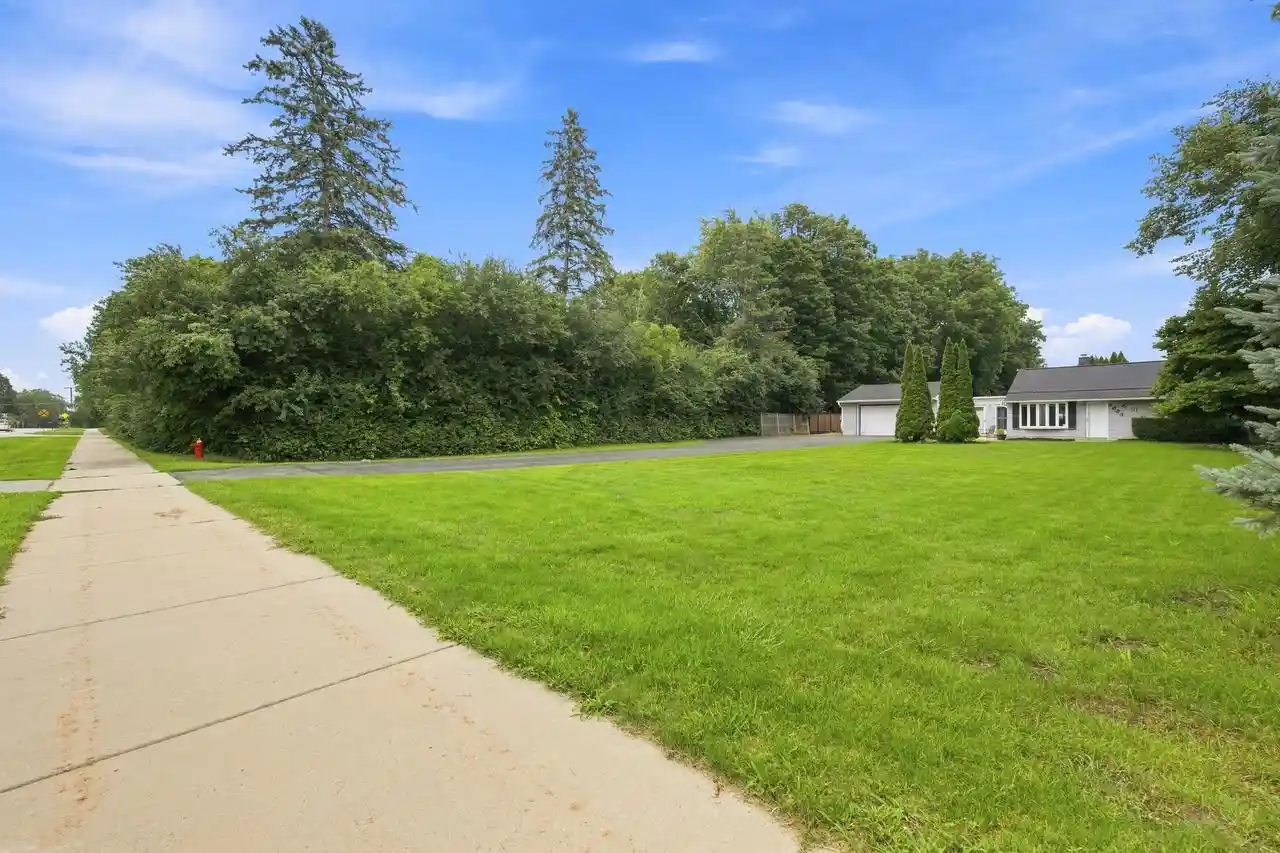Photo 4 of Single family home for sale at 5225 W County Line Road Road, Milwaukee, WI 53223 | MLS# 1976237 | Listing updated on 2026-09-09