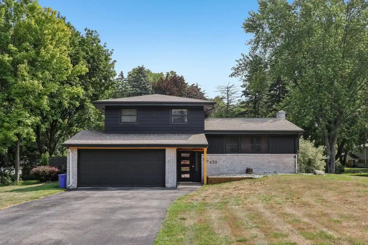image of 450 Rip Van Winkle Dr Dr, Waukesha, WI 53186 | MLS# 1976238