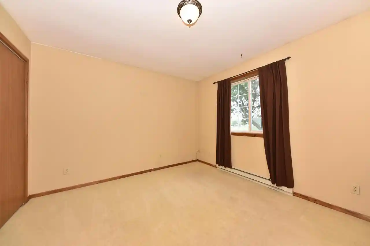 4th image of 433 Slinger Rd Rd, Slinger, WI 53086