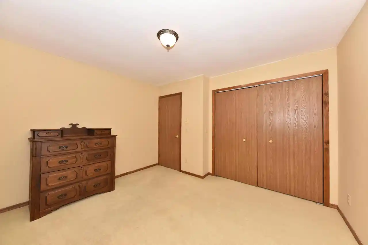 5th image of 433 Slinger Rd Rd, Slinger, WI 53086