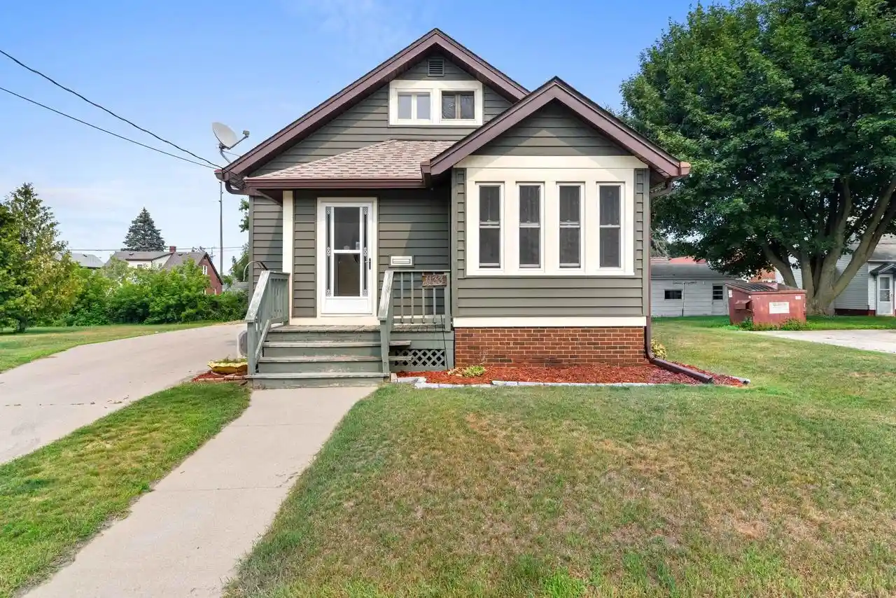 1st image of 1133 S 20th Street Street, Manitowoc, WI 54220 | MLS# 1976254