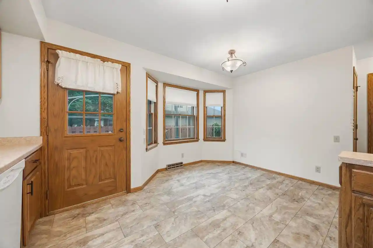 3rd image of 1304 Nantucket Dr Dr, Janesville, WI 53546