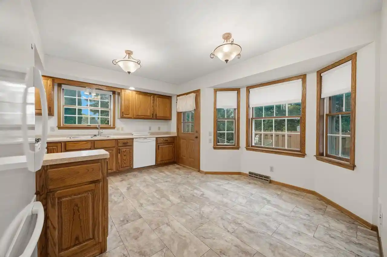 4th image of 1304 Nantucket Dr Dr, Janesville, WI 53546