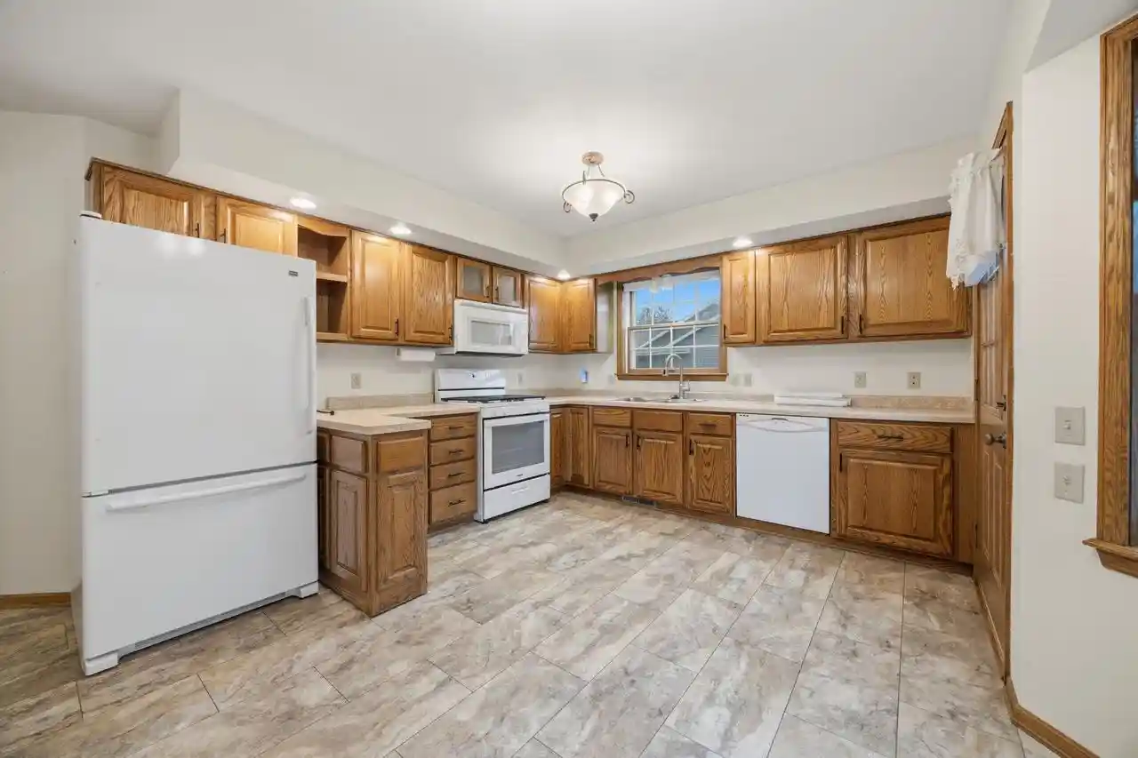 2nd image of 1304 Nantucket Dr Dr, Janesville, WI 53546