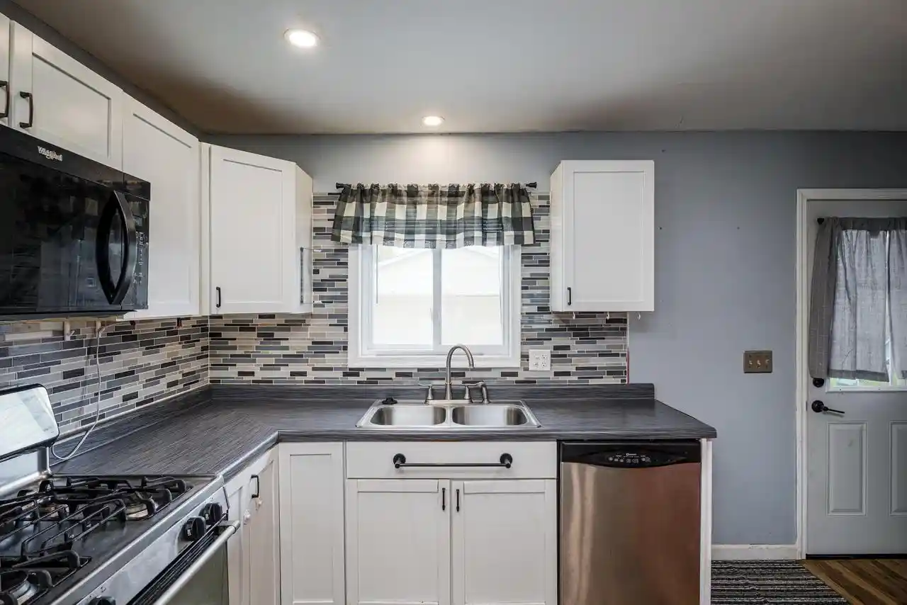 2nd image of 6806 Brian Dr Dr, Caledonia, WI 53402 | MLS# 1976354