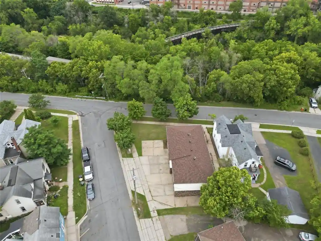 5th image of 303 Talmadge St St, Eau Claire, WI 54701