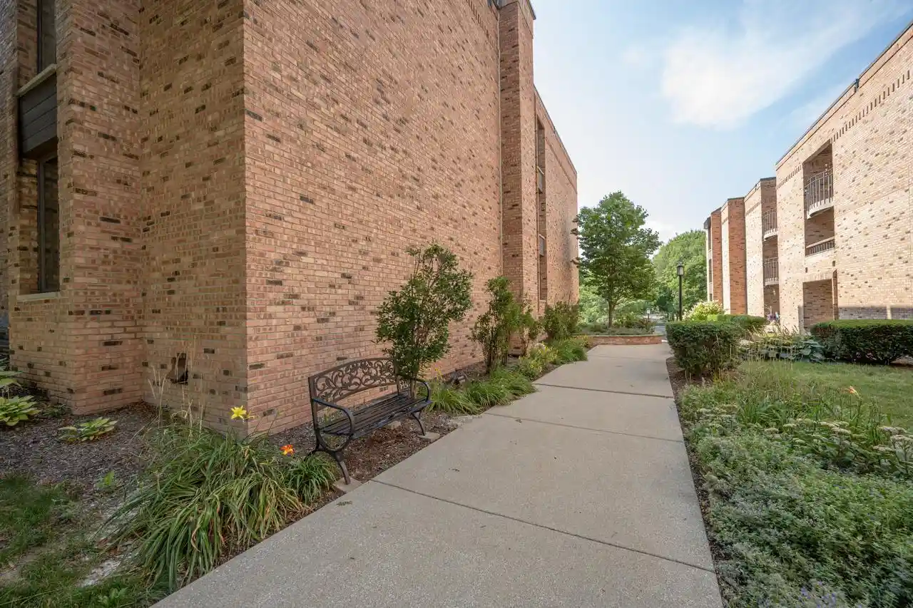 Listing Photo 5 - Condo for sale in building located at 1906 E Shorewood Blvd Blvd, Shorewood, WI 53211 - Unit #354