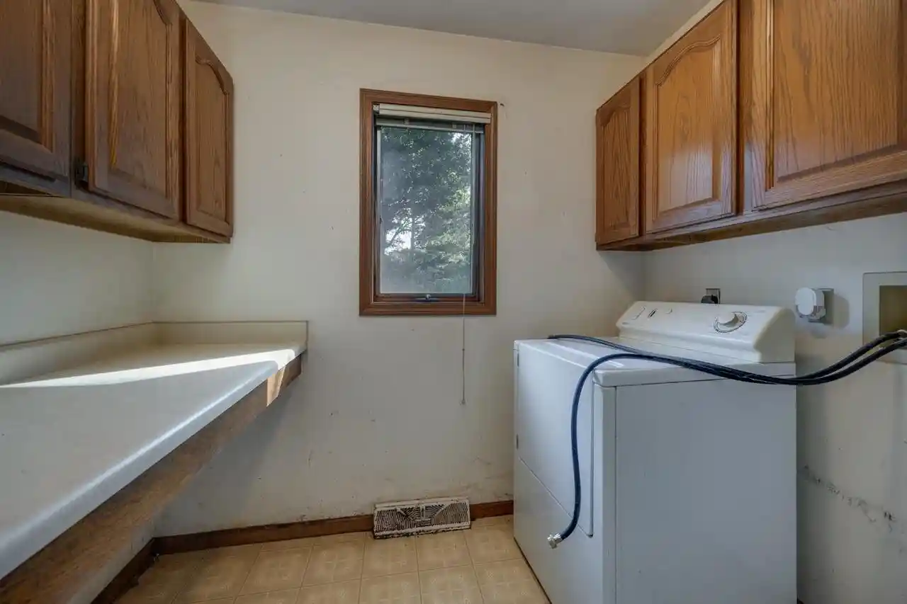 Photo 3 of Single family home for sale at 2517 Crst Line Dr, Madison, WI 53704 | MLS# 2030635 | Listing updated on 2026-09-15