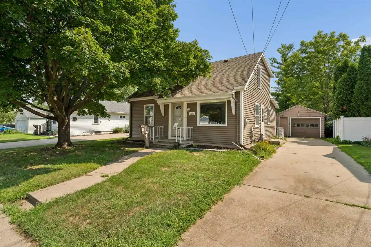 1st image of 1820 Alaska Street Street, Oshkosh, WI 54902 | MLS# 50331129