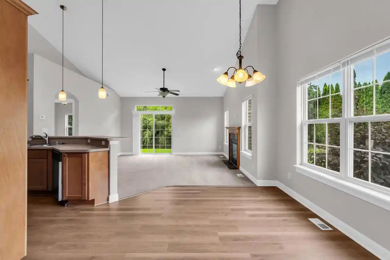 4th image of 916 Langdon Ct Ct, Racine, WI 53406