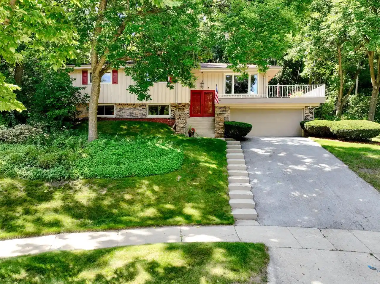Photo 1 of Single family home for sale at 904 Lynne Court Court, Waukesha, WI 53186 | MLS# 1976605 | Listing updated on 2026-09-23