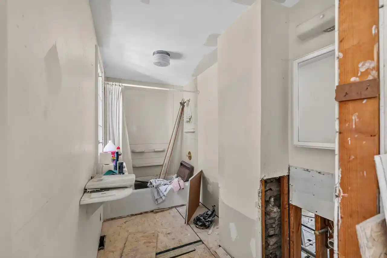 Photo 3 of Sale Pending at 500 W Riverview Dr Dr, Glendale, WI 53209 | MLS# 1976609 | Listing updated on 2026-09-30