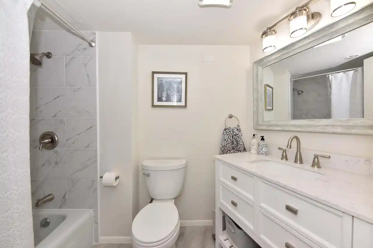 Listing Photo 5 - Condo for sale in building located at 425 W Willow Ct Ct, Fox Point, WI 53217 - Unit #128