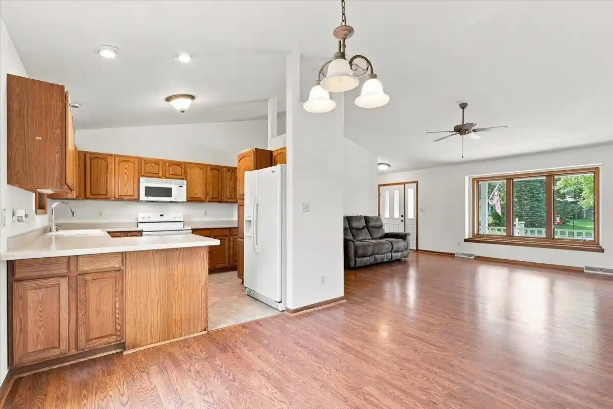 4th image of 300 Martin Dr Dr, Fredonia, WI 53021 | MLS# 1976628