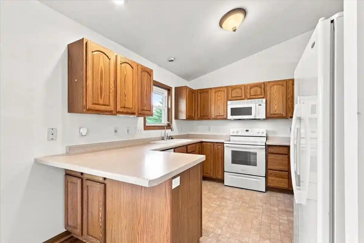 5th image of 300 Martin Dr Dr, Fredonia, WI 53021 | MLS# 1976628