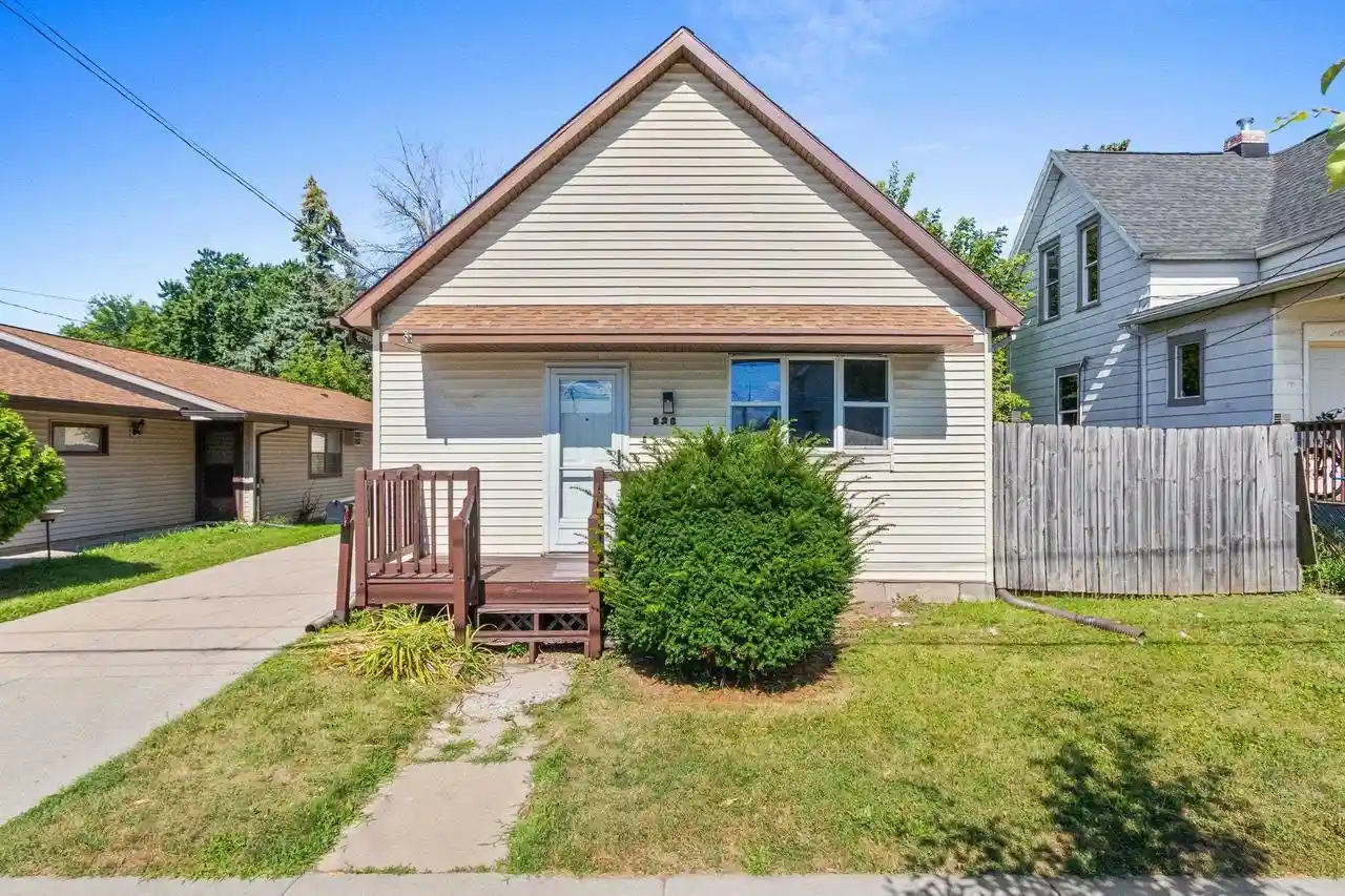 1st image of 828 S Chestnut Avenue Avenue, Green Bay, WI 54304 | MLS# 50331211