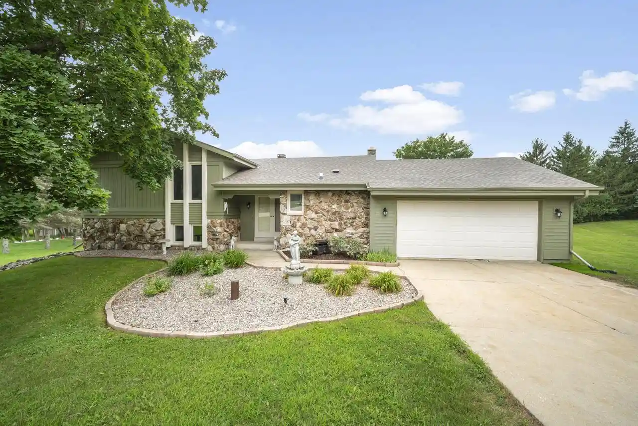 Photo 1 of Single family home for sale at W249s7055 Sugar Maple Dr Dr, Waukesha, WI 53189 | MLS# 1976682 | Listing updated on 2026-09-25