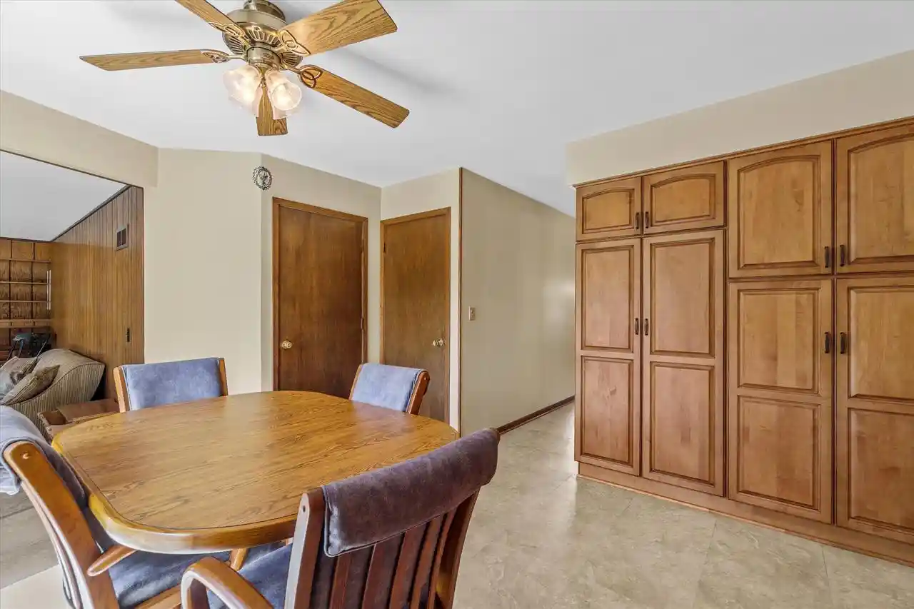 4th image of W222N2281 Glenwood Lane Lane, Waukesha, WI 53186 | MLS# 1976726