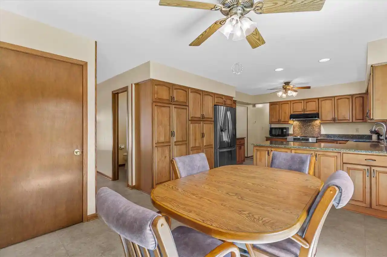 5th image of W222N2281 Glenwood Lane Lane, Waukesha, WI 53186 | MLS# 1976726