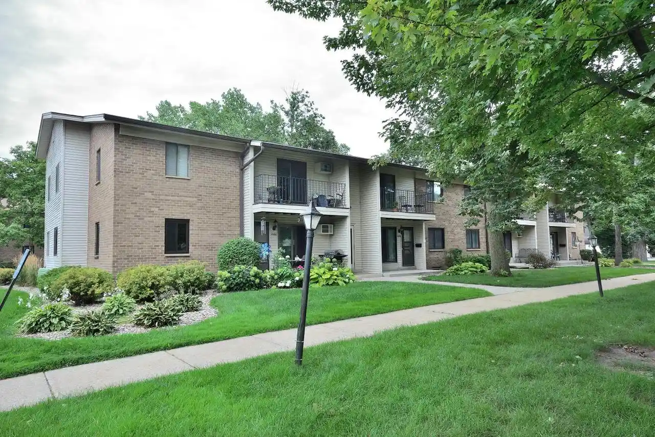1st image of 1686 S Carriage Lane Lane, New Berlin, WI 53151 | MLS# 1976747