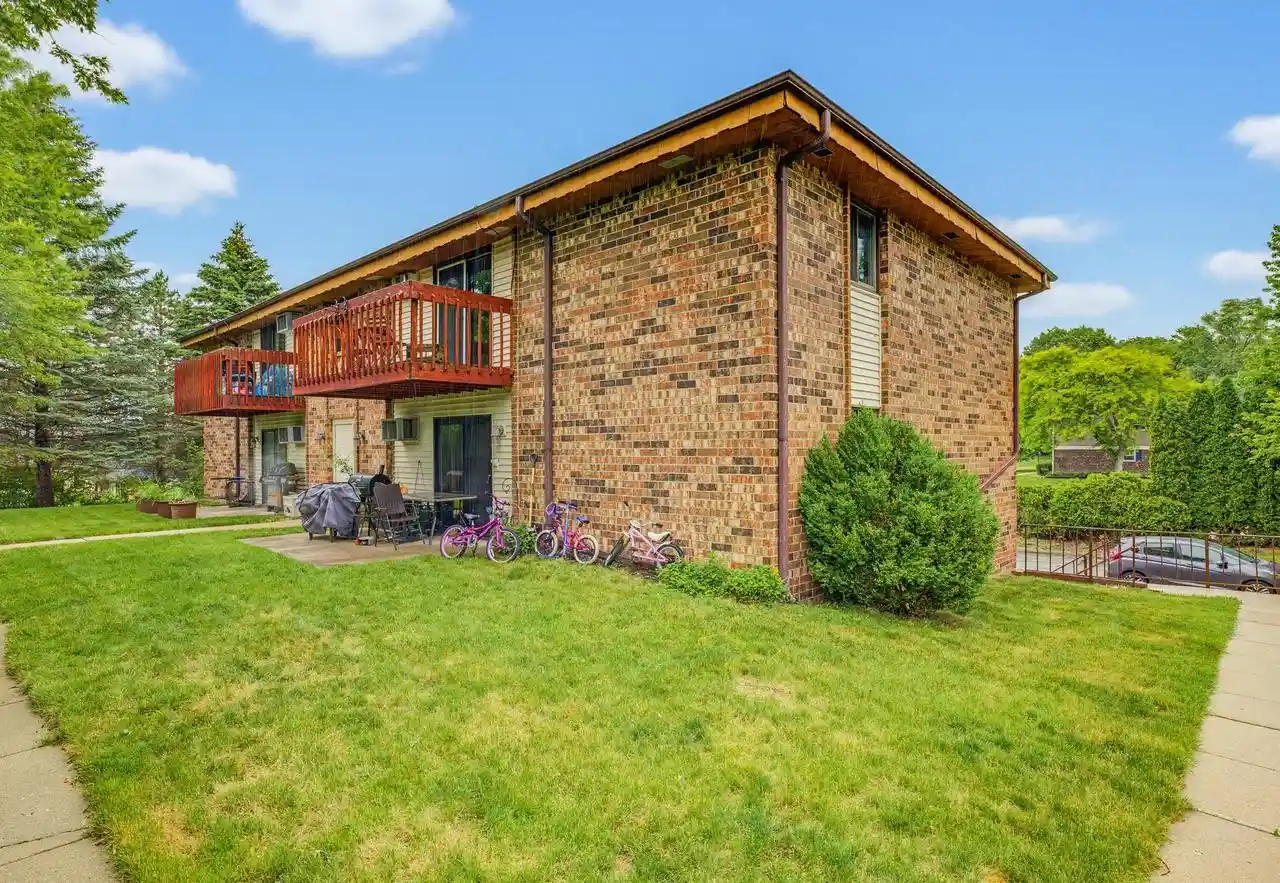 1st image of 627 Hartridge Dr Dr #D, Hartland, WI 53029 | MLS# 1976745