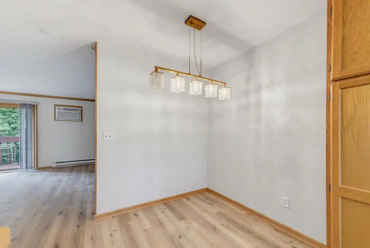 3rd image of 627 Hartridge Dr Dr, Hartland, WI 53029