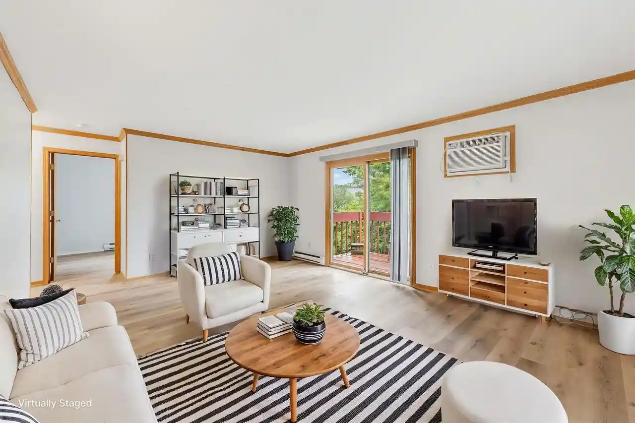 2nd image of 627 Hartridge Dr Dr, Hartland, WI 53029