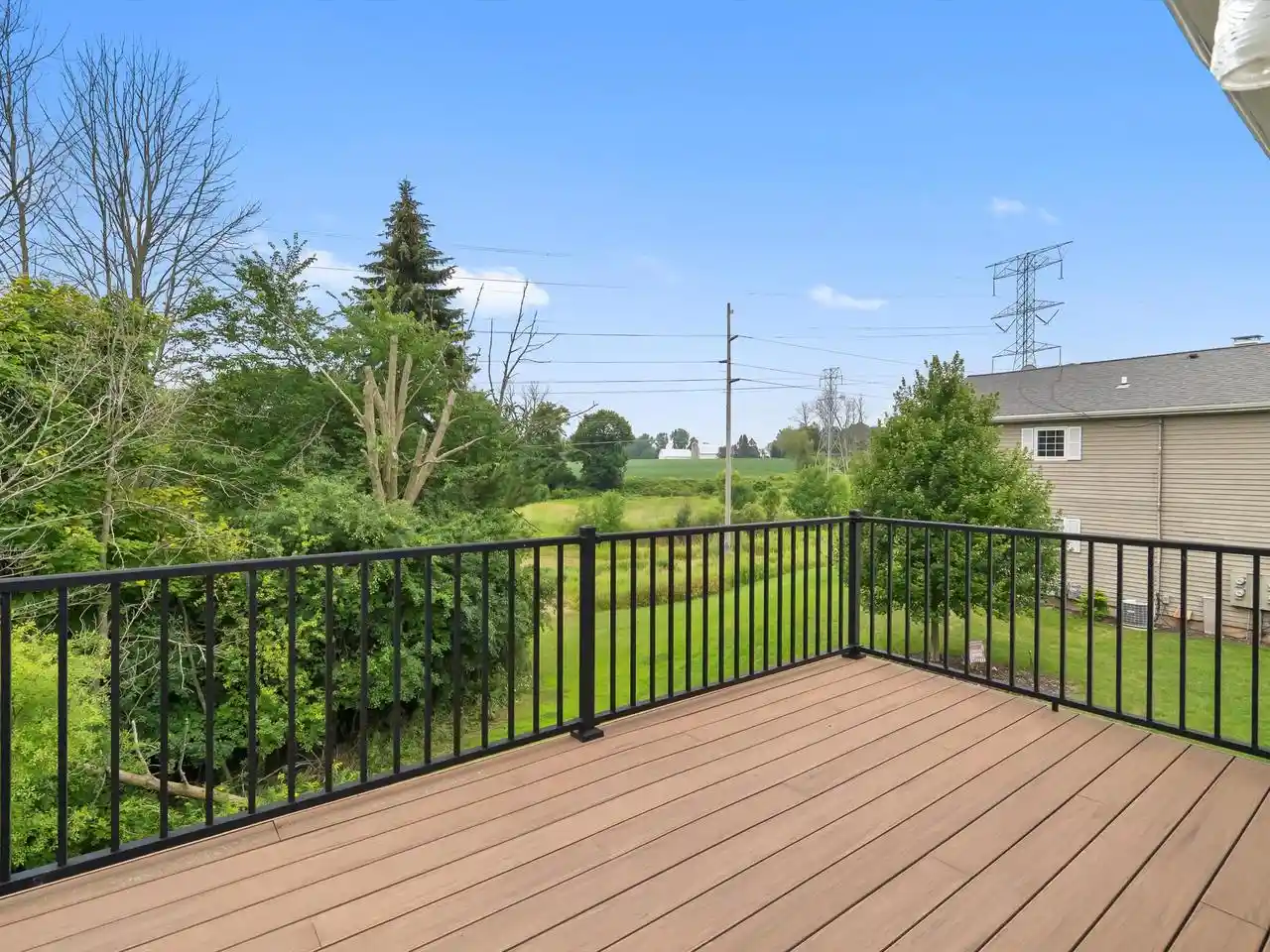 4th image of 2402 Cross Creek Dr Dr, Sheboygan, WI 53081