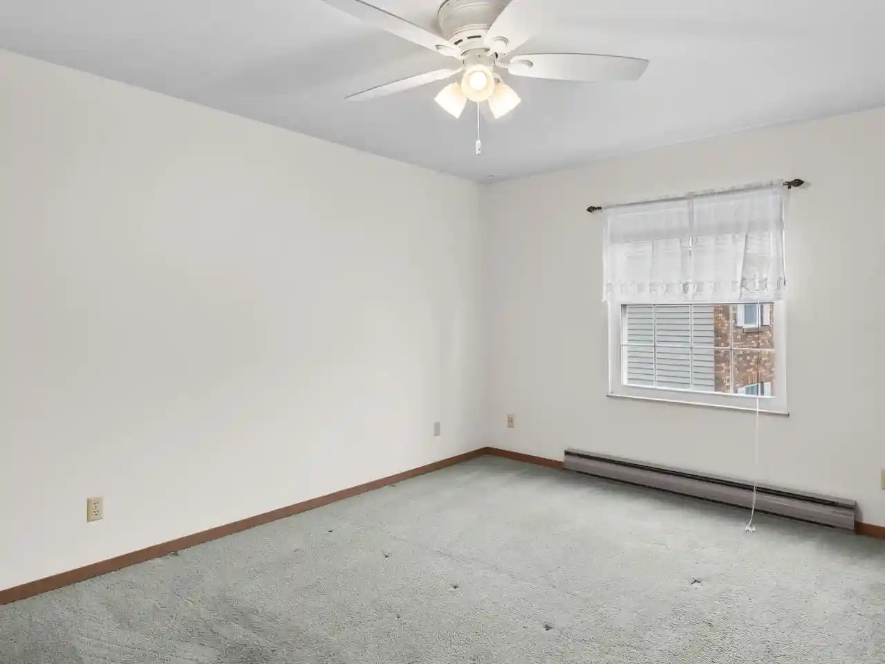 5th image of 2402 Cross Creek Dr Dr, Sheboygan, WI 53081